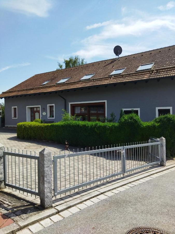Aussergewoehnliche Atelierferienwohnung Mit Balkon An Der Donau Winzer Εξωτερικό φωτογραφία